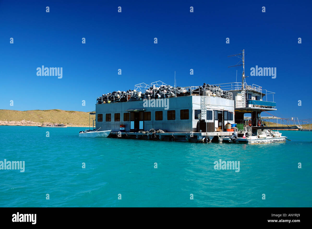 Perle flottante travailleur agricole hébergement près de l'Île, Îles Montebello Alpha, Pilbara, Australie occidentale Banque D'Images