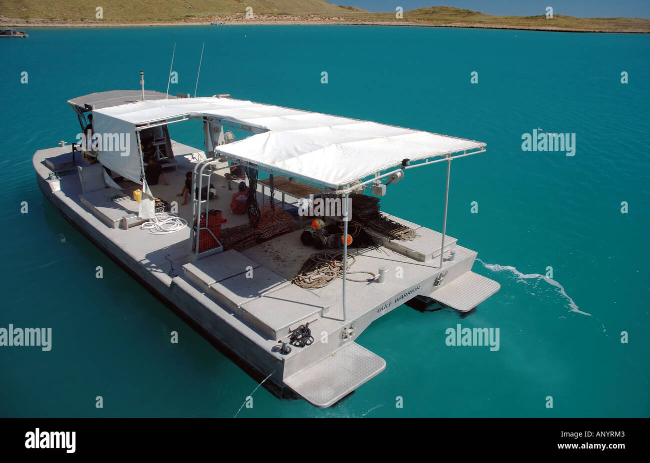 Bateau de travail ferme perlière de l'île près de Alpha Montebello Barrow Islands Marine Conservation Reserve, Pilbara, Australie occidentale Banque D'Images