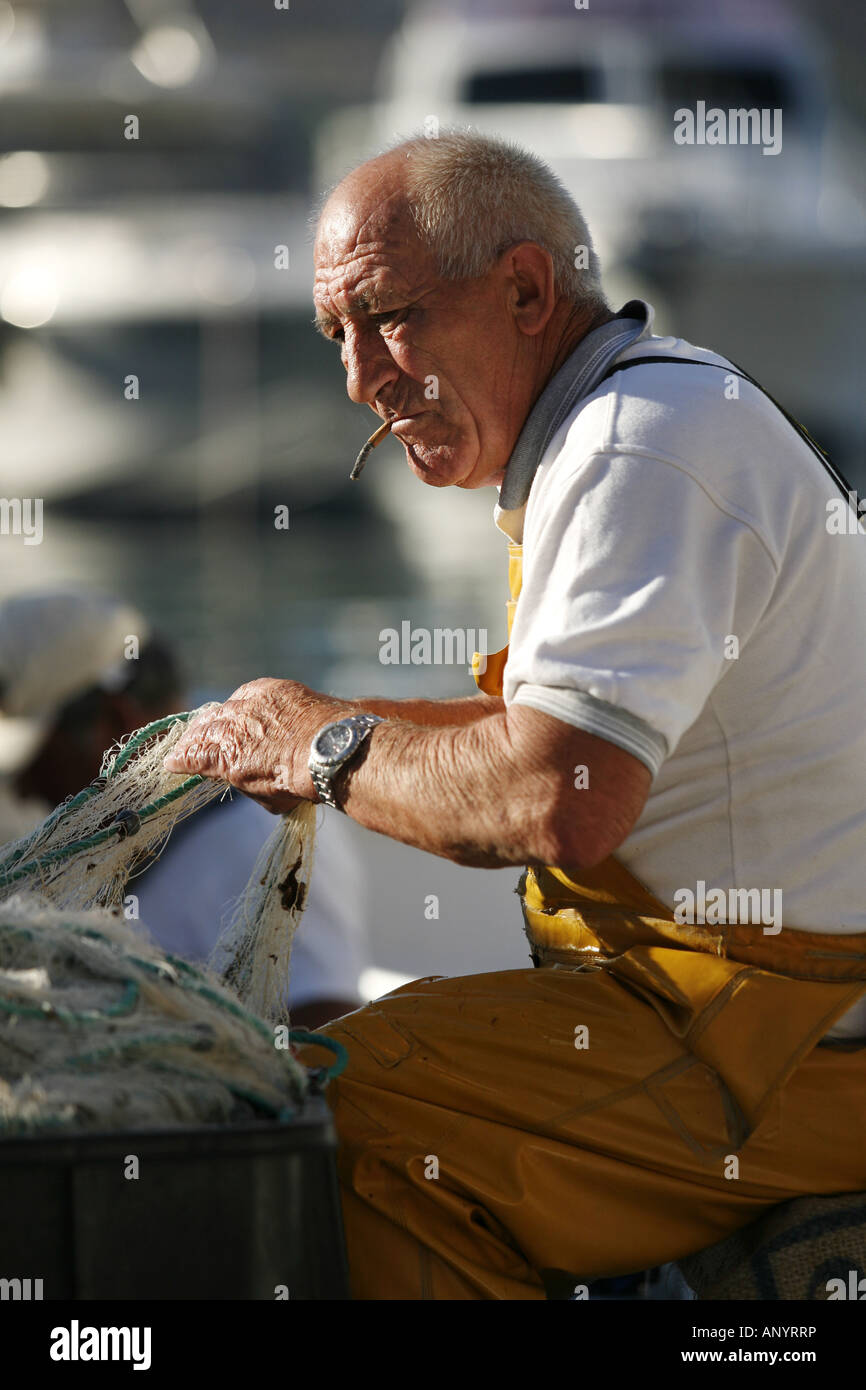 La fumée d'un pêcheur, Calvi, Corse, France Banque D'Images