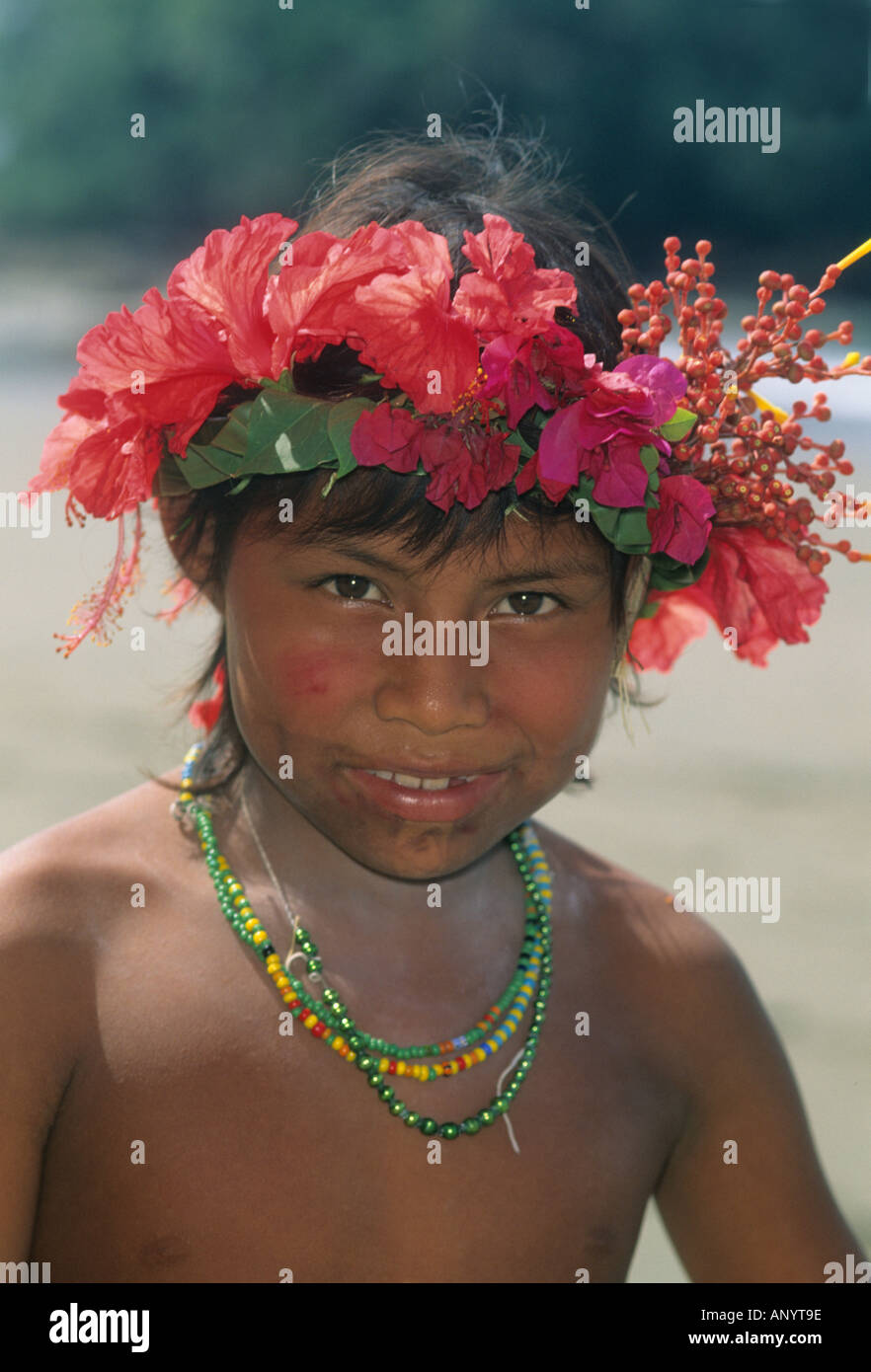 PANAMA Darien Jungle CHOKO ou peuple Embera du jeune enfant en guirlande de fleurs Banque D'Images