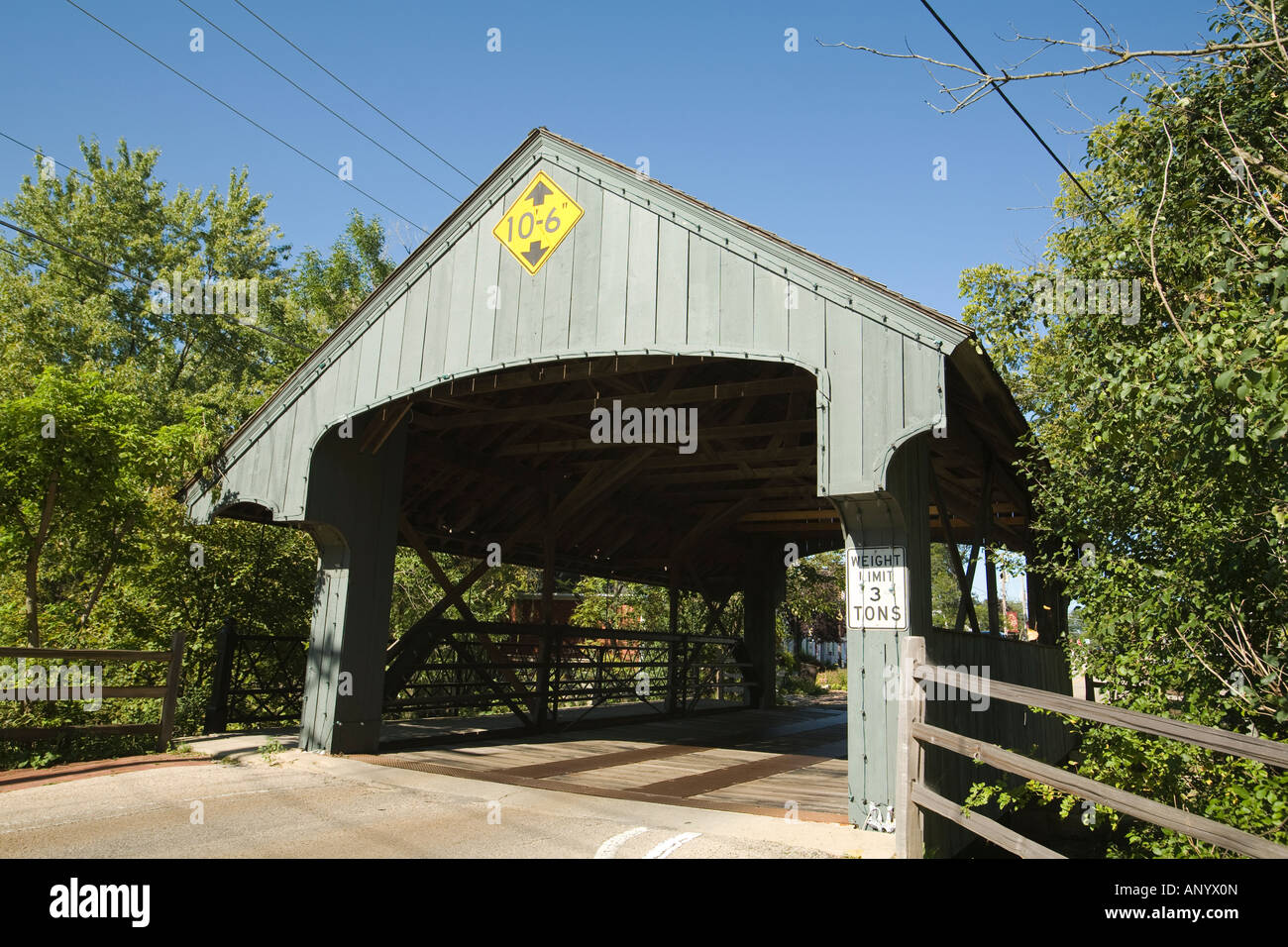 Pont couvert de Long Grove ILLINOIS menant à des boutiques dans le quartier commerçant pittoresque panneau d'avertissement de la limite de hauteur et de poids Banque D'Images