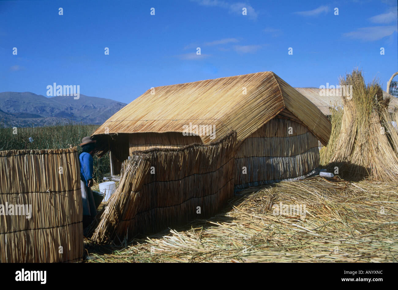 Femme d'une tribu uros île flottante faites par roseau totora lac Titicaca Pérou Bolivie Banque D'Images