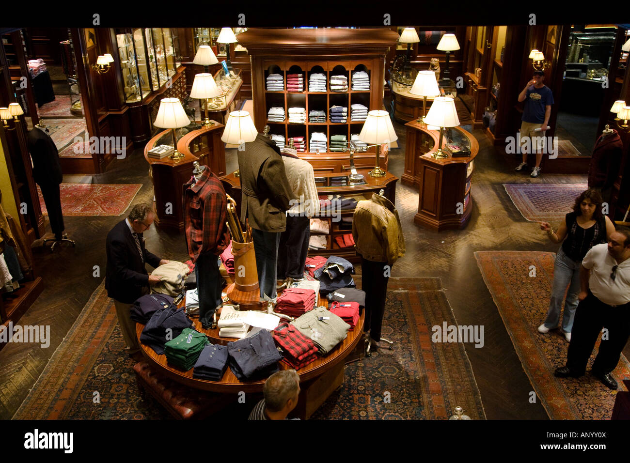 Ralph lauren store interior Banque de photographies et d'images à haute  résolution - Alamy