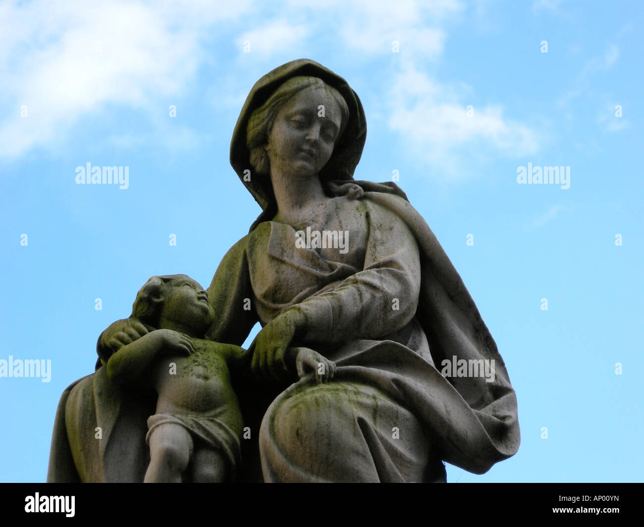 Statue de la mère et l'enfant à l'extérieur de notre Eglise, Bruges Banque D'Images