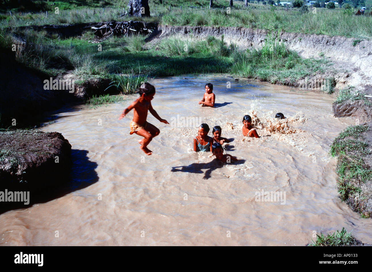 Les enfants autochtones en Australie Queensland Billabong Banque D'Images