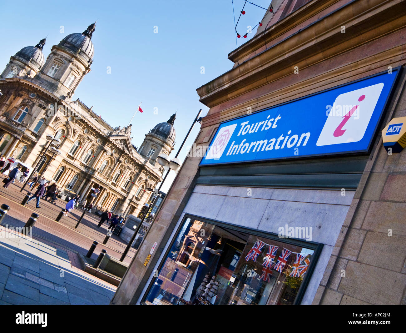 Bureau d'information touristique à l'Hôtel de Ville, Square Victoria, à Hull, East Yorkshire, England, UK avec le Musée Maritime derrière Banque D'Images