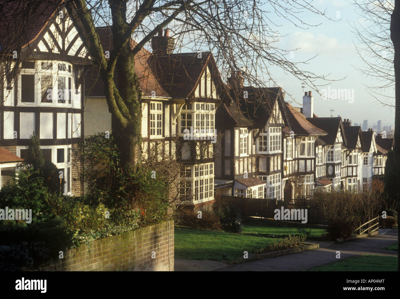 Holly Lodge Estate, Highgate, au nord de Londres, UK Street de maisons de banlieue en bas de la colline en pente de style Tudor, maquette, entre-deux-guerres Banque D'Images