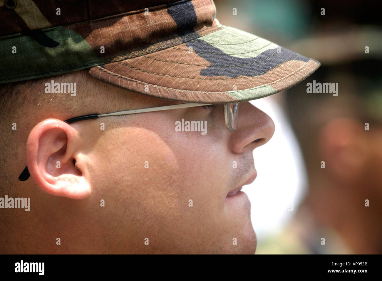 Young Real Marine en camo chapeau et lunettes à la parade en attendant après le retour de l'Irak luttant dans la guerre sans fin Banque D'Images