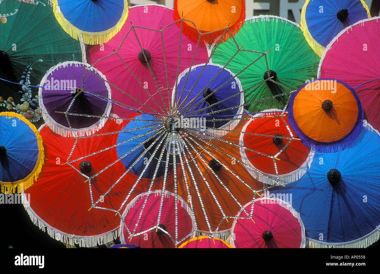 Les couleurs de l'image de parapluies à l'usine parapluie Bor Sang près de Chiang Mai Thaïlande Banque D'Images Les couleurs de l'image de parapluies à l'usine parapluie Bor Sang près de Chiang Mai Thaïlande Banque D'Images