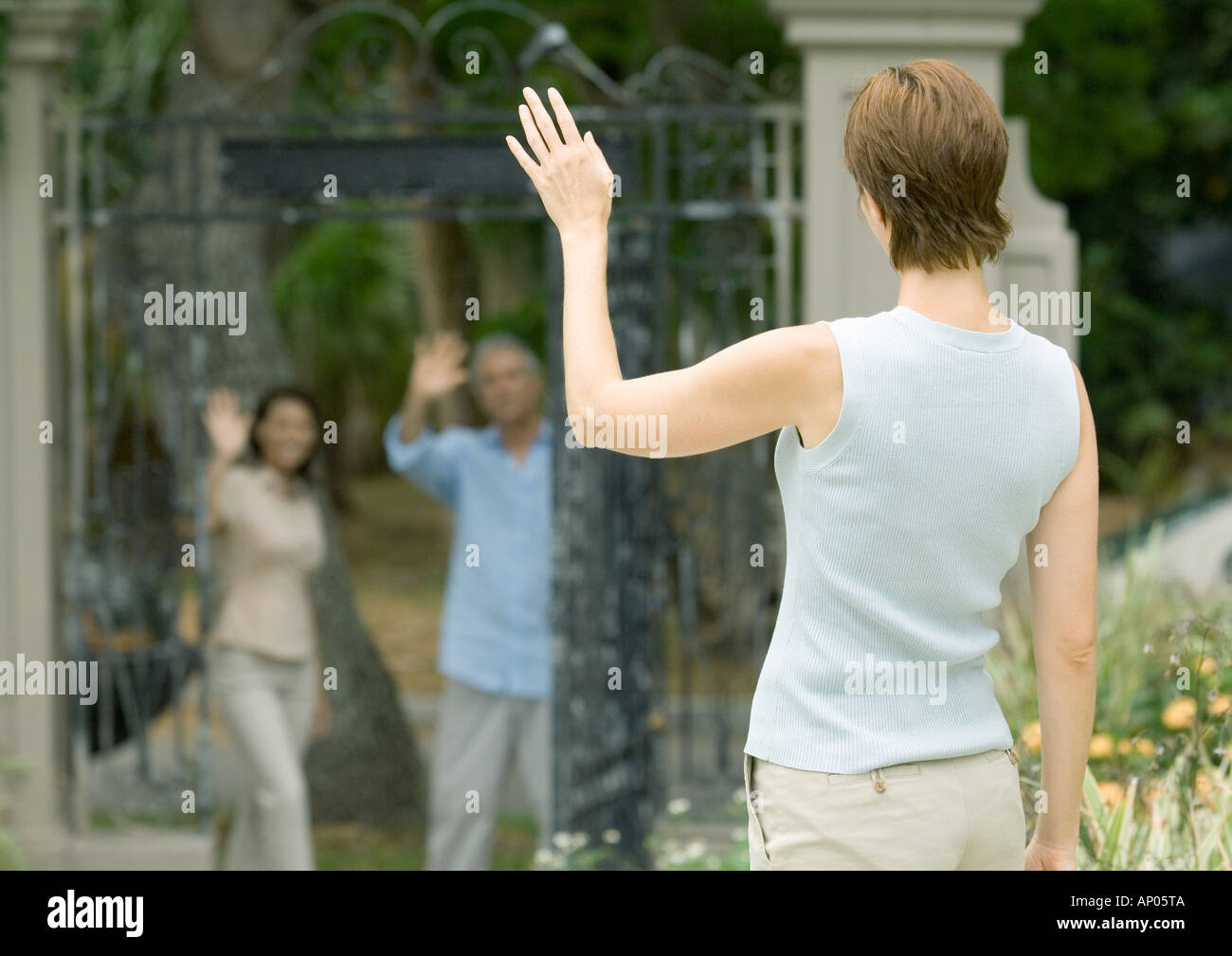 Woman waving aux voisins Banque D'Images