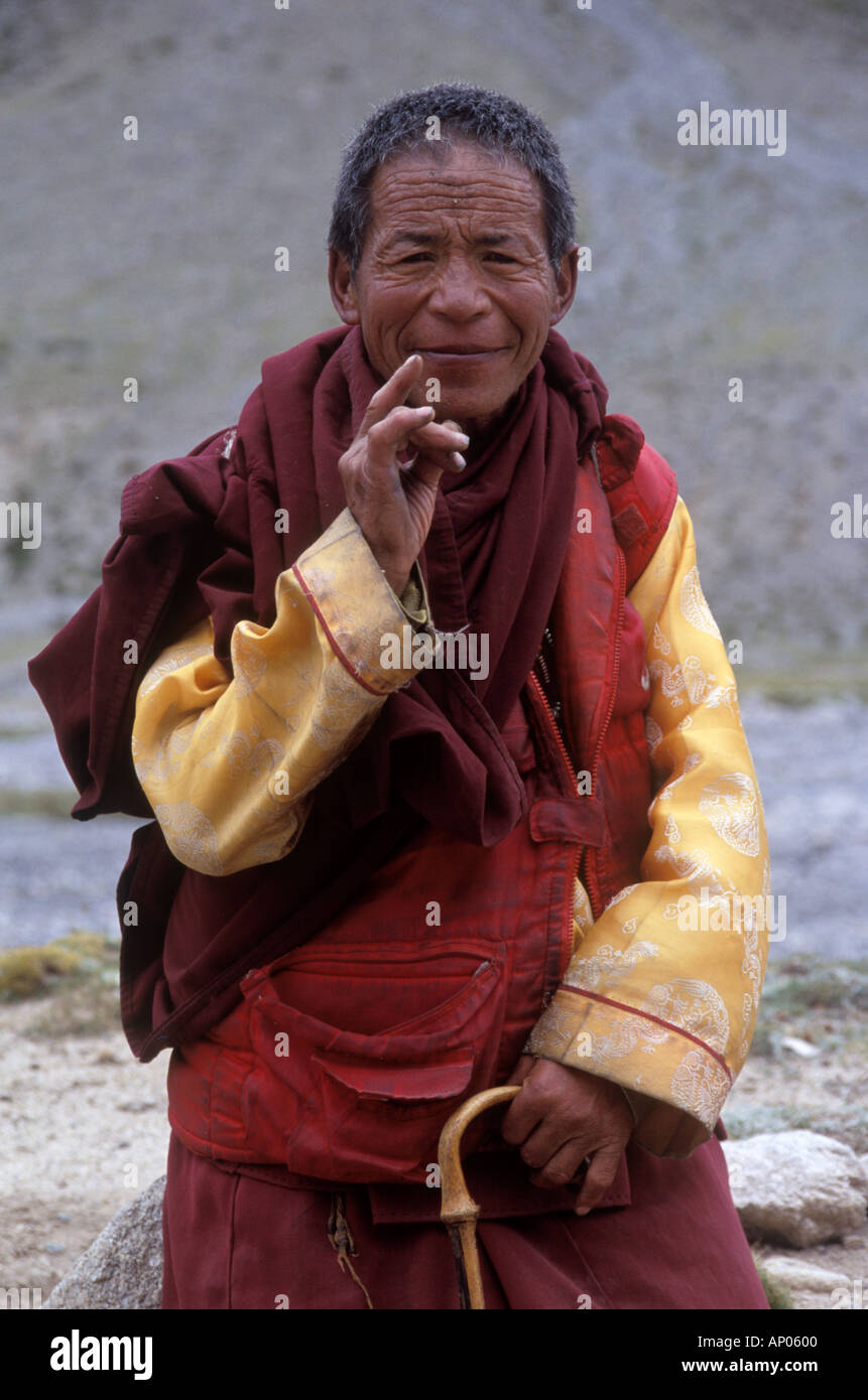 Un moine bouddhiste mérite des gains en encerclant le Mont Kaïlash 6638 M la plus sacrée de l'HIMALAYAN PEAK TIBET Banque D'Images