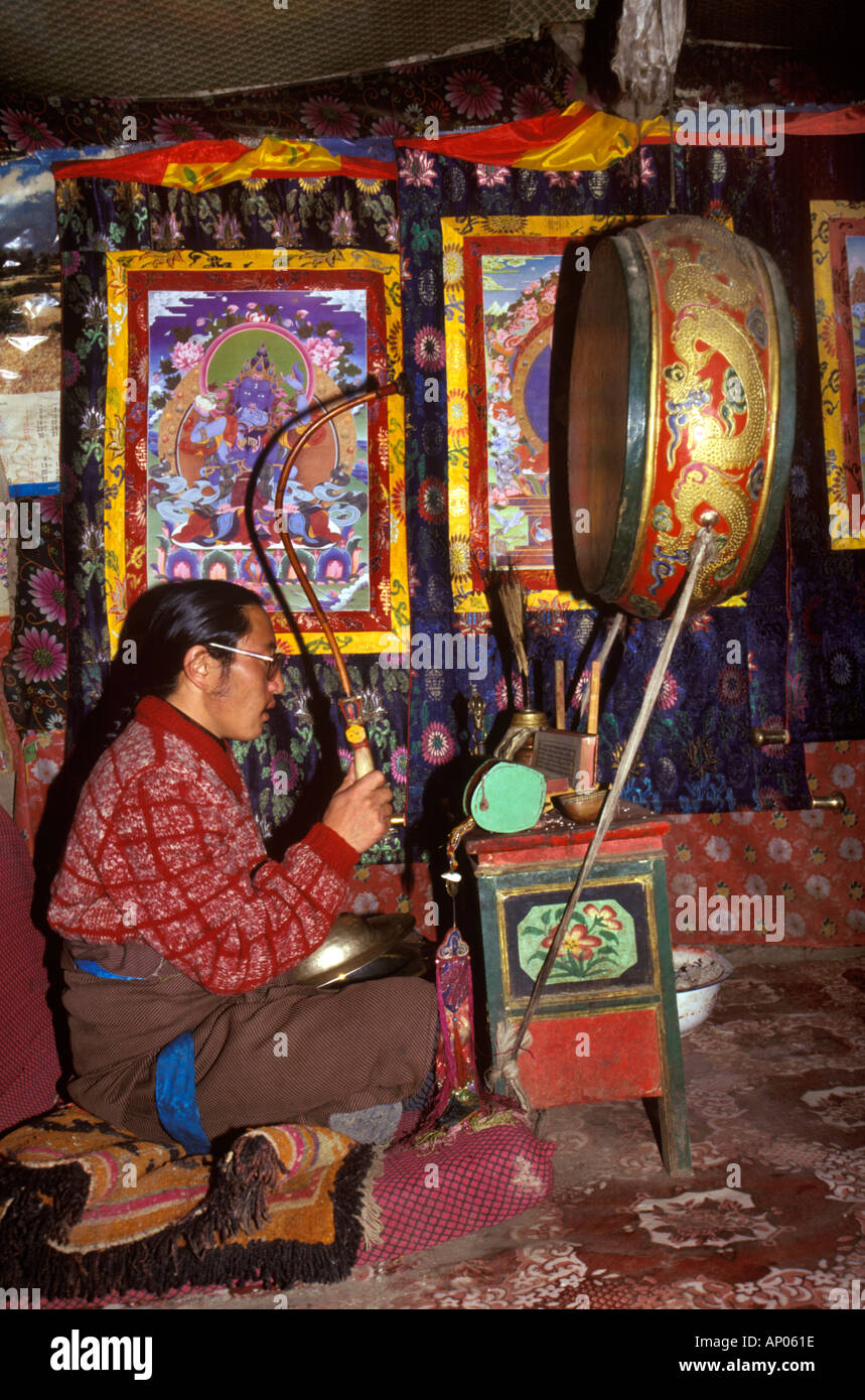 Moine bouddhiste n'PUJA à ZUTRUL PHUK OU ZUTHRUL PHUG monastère à Mont Kailash TIBET HIMALAYA Banque D'Images