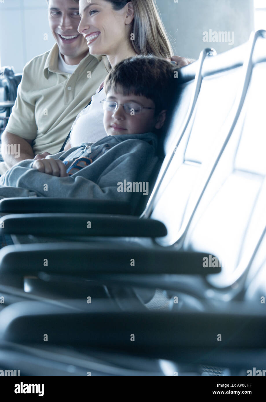 Family sitting in airport lounge Banque D'Images