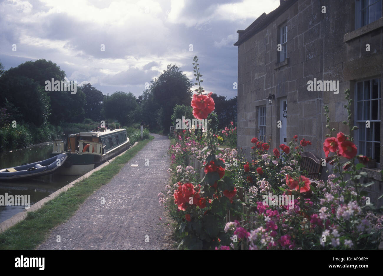 Kennet and Avon Canal, Bathampton, près de Bath Somerset UK Canal cottages en pierre avec chemin de halage et les chalands vue pittoresque Banque D'Images