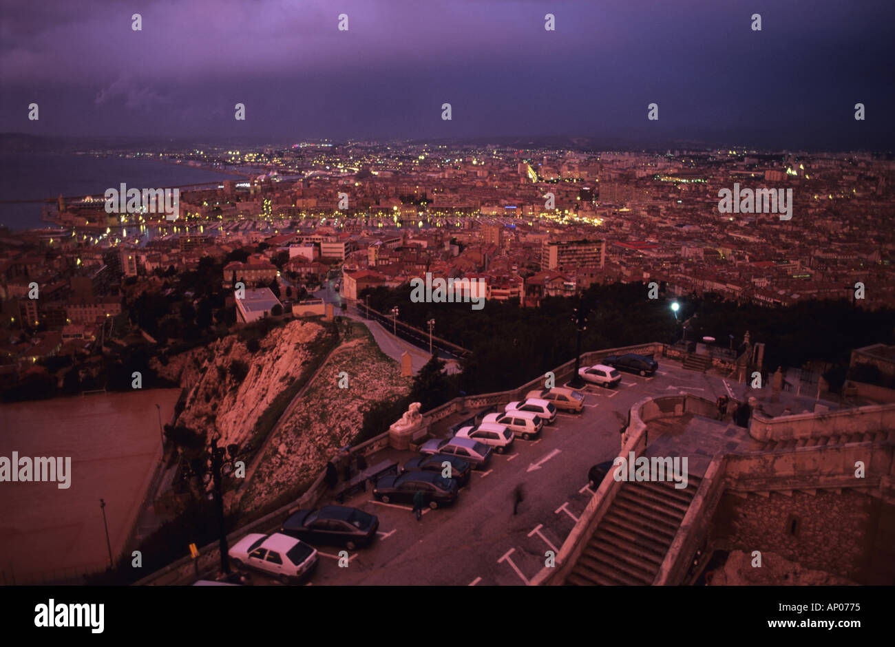 France Marseille Aperçu de la ville de Notre-Dame de La Garde au coucher du soleil après une tempête Banque D'Images