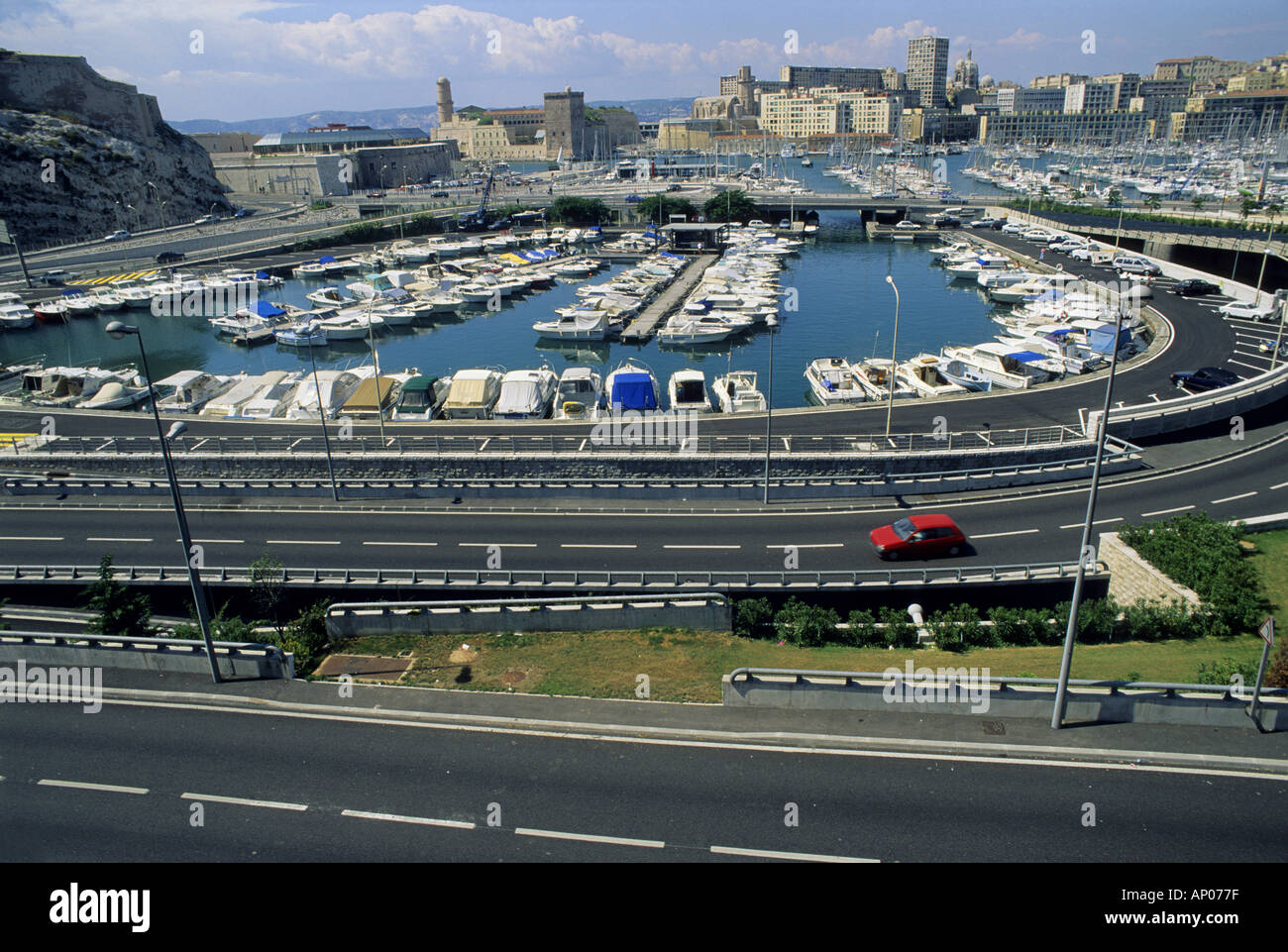 Vieux Port et les routes dans le centre-ville de Marseille, France Banque D'Images