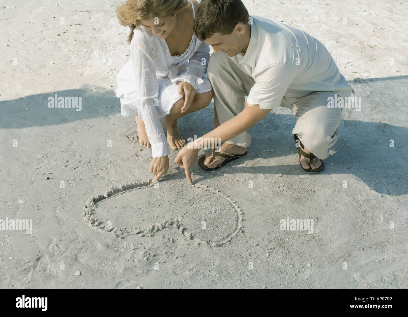 Dessin Couple coeur dans le sable Banque D'Images