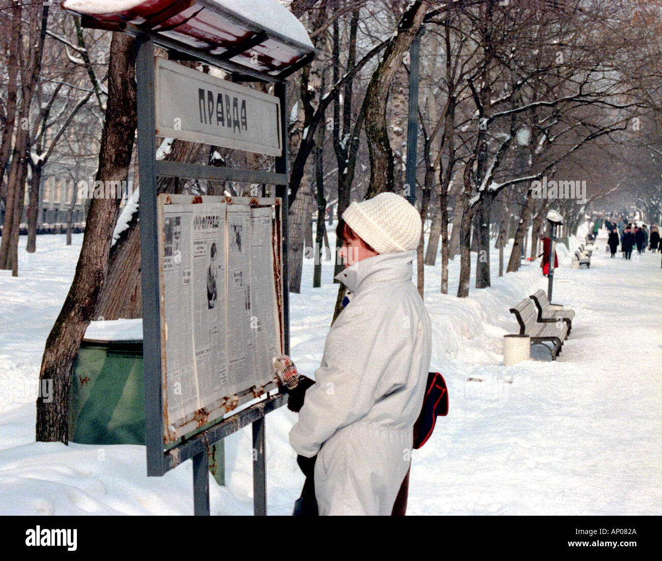 Un citoyen soviétique la lecture d'une copie du journal du parti communiste Pravda en février 1988 dans un parc du centre de Moscou Banque D'Images