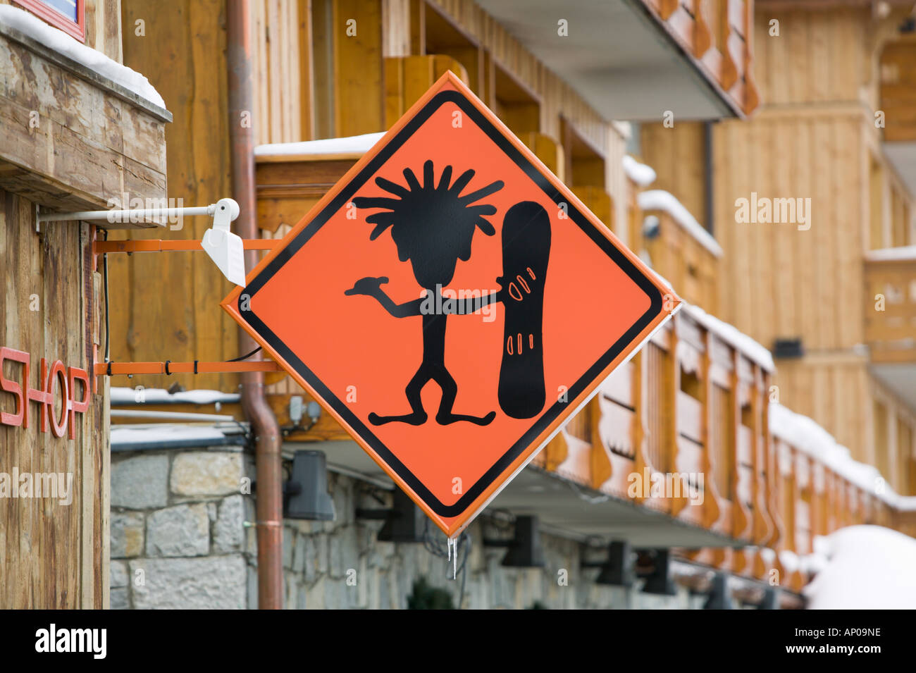 FRANCE, Alpes (Savoie), COURCHEVEL 1850 : Snowboard Shop Sign / Hiver Banque D'Images