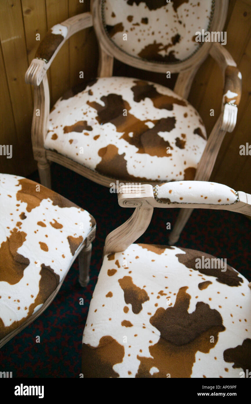 FRANCE, Alpes (Savoie), COURCHEVEL 1850 : fauteuils en cuir Banque D'Images