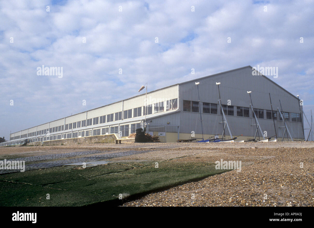 Calshot Spit, Hampshire, Royaume-Uni hangar en tôles ondulées pour hydravions Sunderland construit 1917 World War I. Royal Naval Air Station Banque D'Images