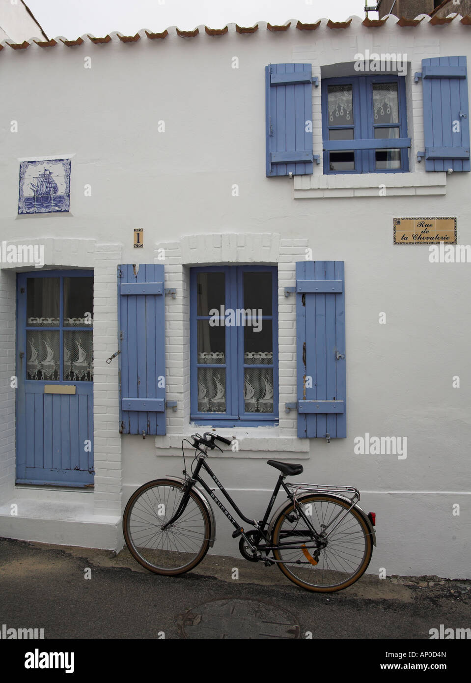 Vélo appuyé contre une maison à Noirmoutier France Banque D'Images