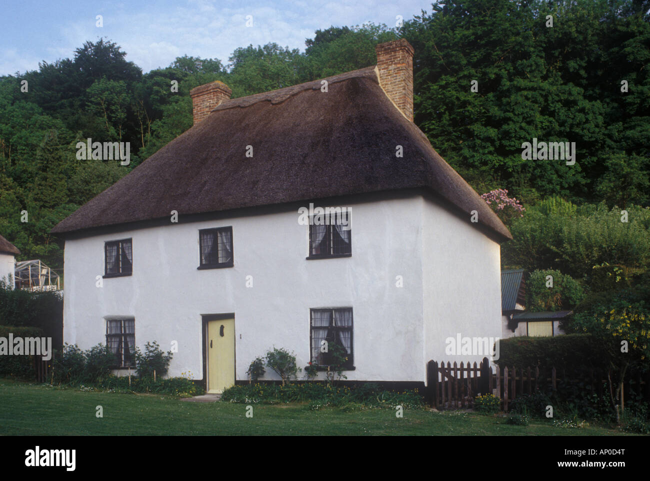 Cottage double avec porte simple Milton Abbas, Dorset England UK Banque D'Images