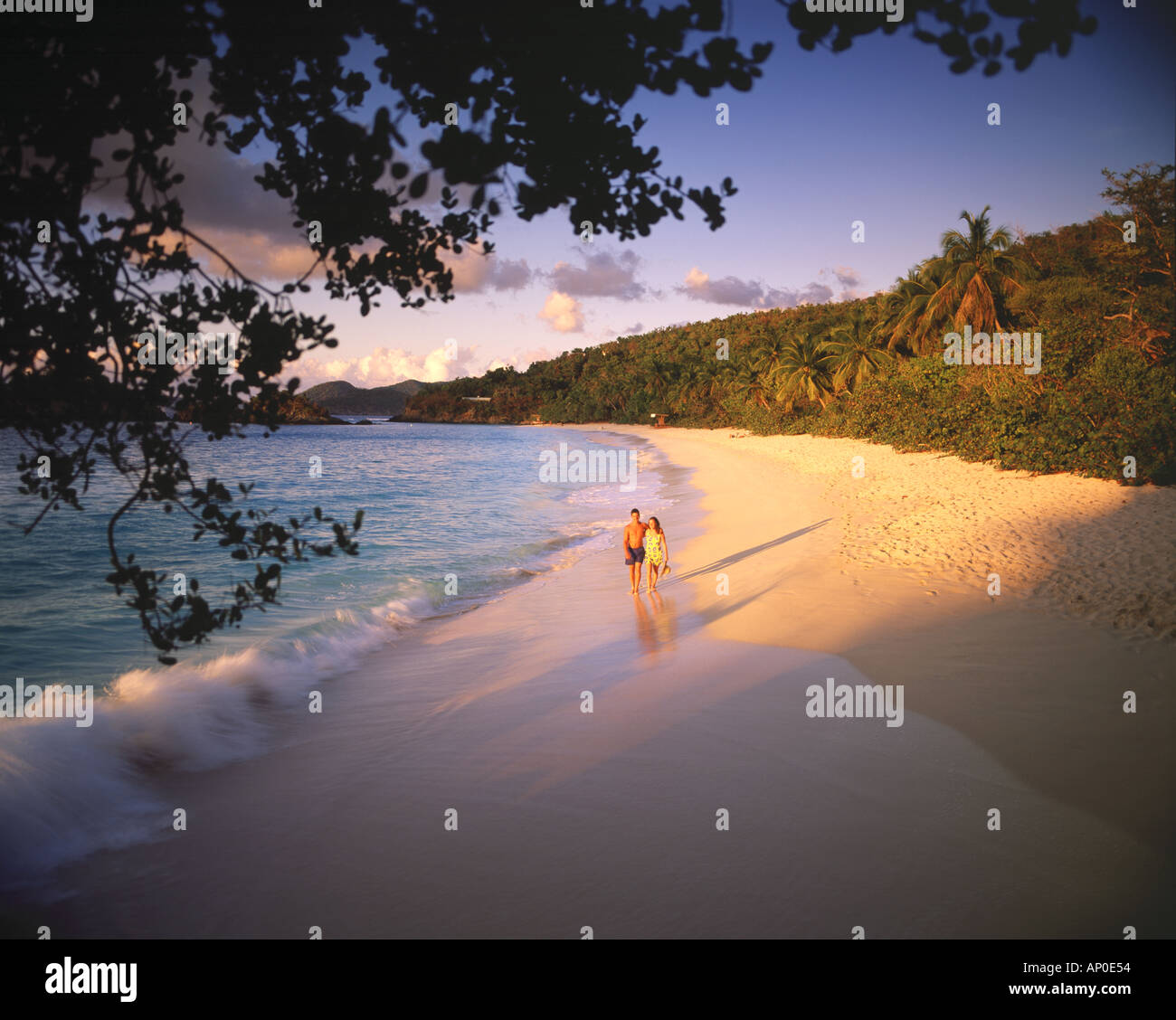 Jeune couple promener le long la plage de sable blanc de Trunk Bay sur l'île des Caraïbes de St John dans les îles Vierges américaines Banque D'Images