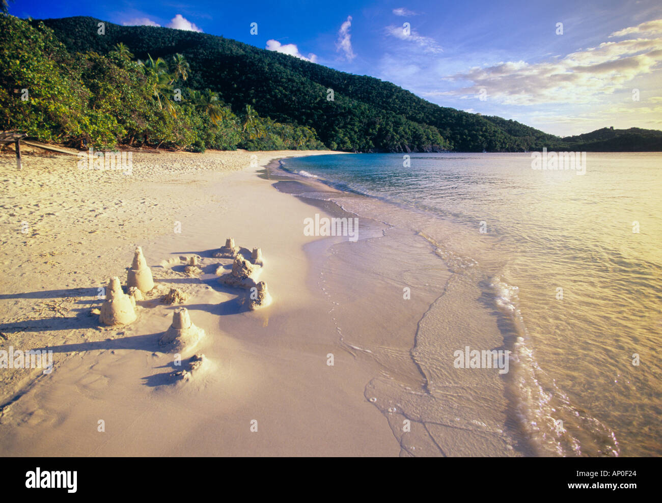 Un château de sable au bord de l'eau sur la plage de sable blanc de la baie de lignes comme la mer turquoise tours la rive St John US Virgin Islands Banque D'Images