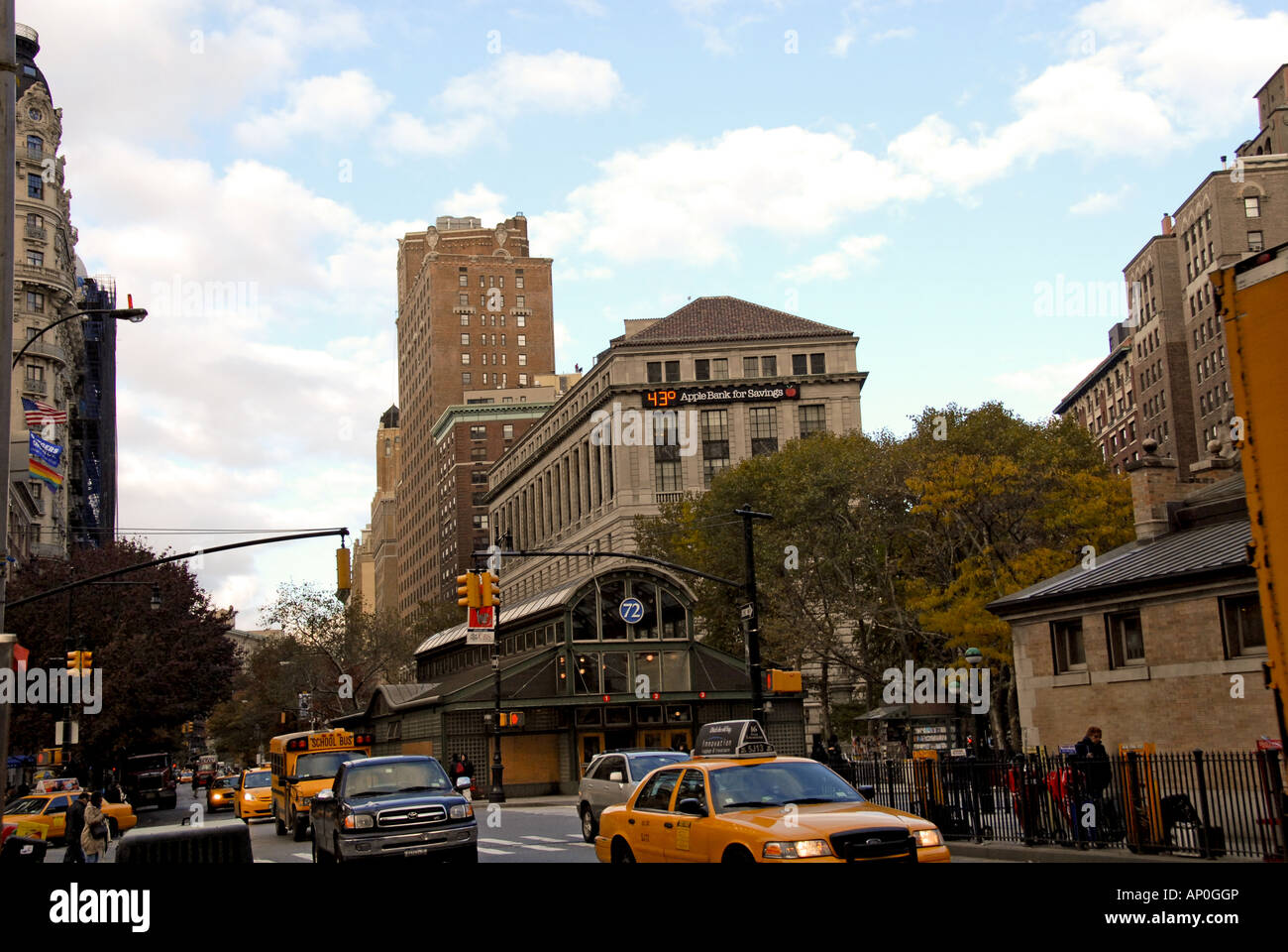 Les taxis et le trafic à Broadway et West 72nd Street, New York City, USA Banque D'Images