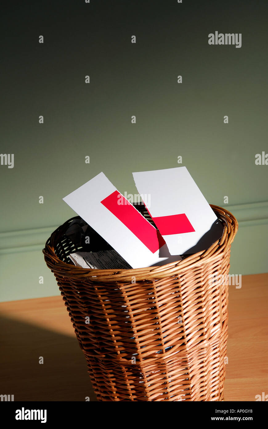 Déchiré L plaque dans corbeille à papier Banque D'Images