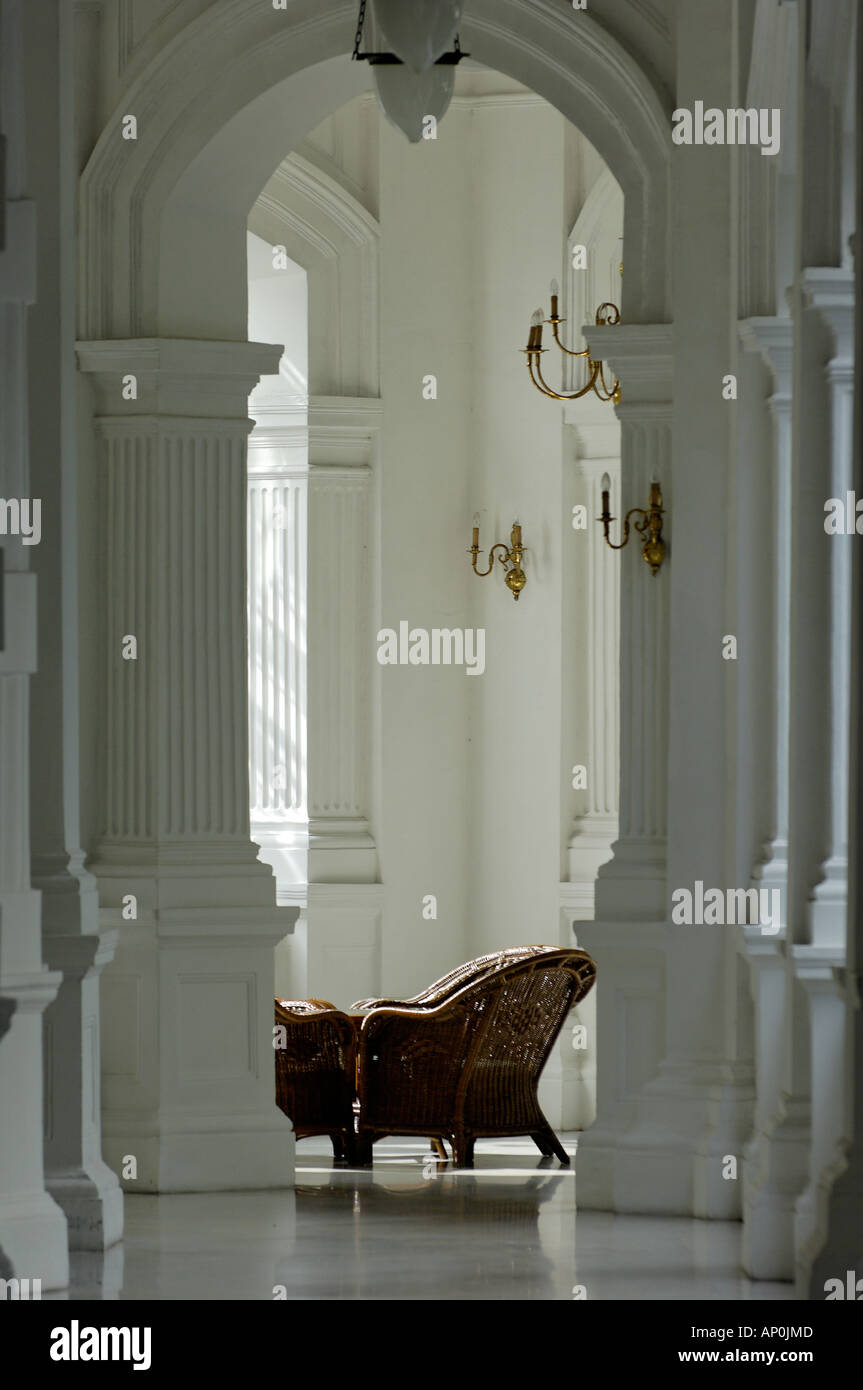 Une seule chaise en osier rotin dans le luxe de l'Hôtel Raffles, Singapour Banque D'Images