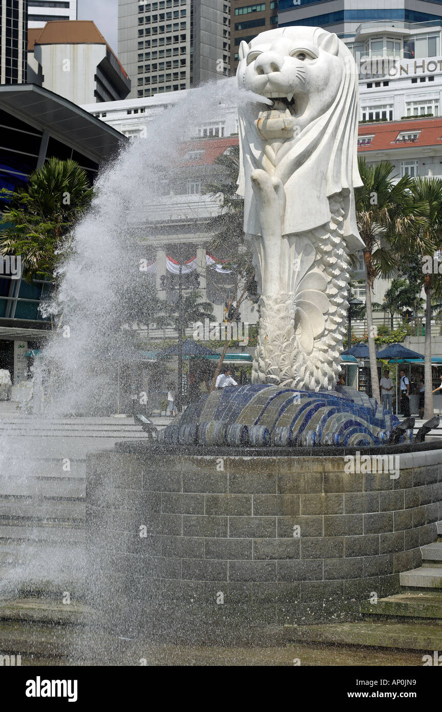 Le Merlion à Singapour, à l'embouchure de la rivière Singapour et en face de l'hôtel Fullerton Banque D'Images