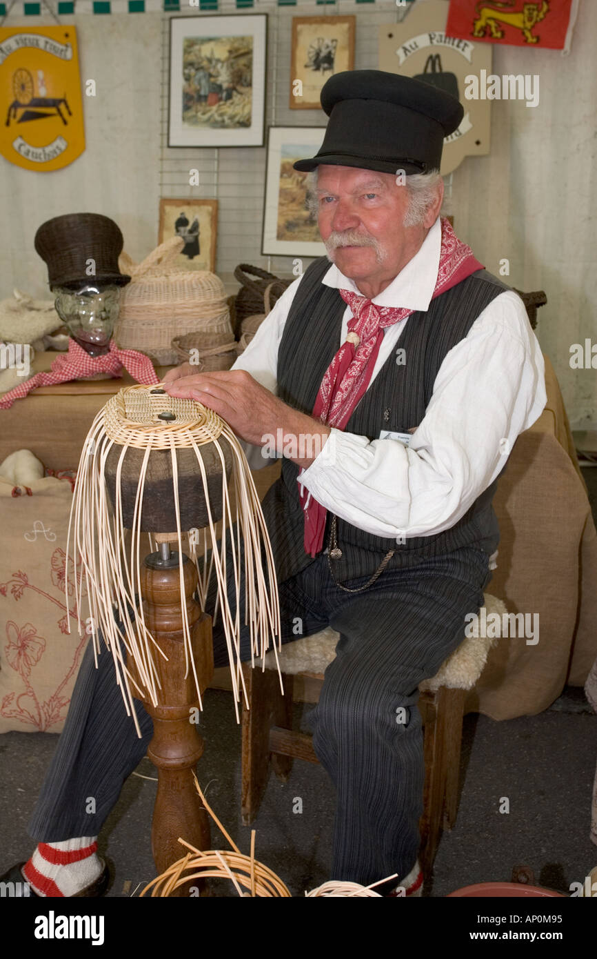 Français en costume national weaving paniers à Fayre Cidre Caudebec en Caux sur Seine près de Lillebonne France Banque D'Images