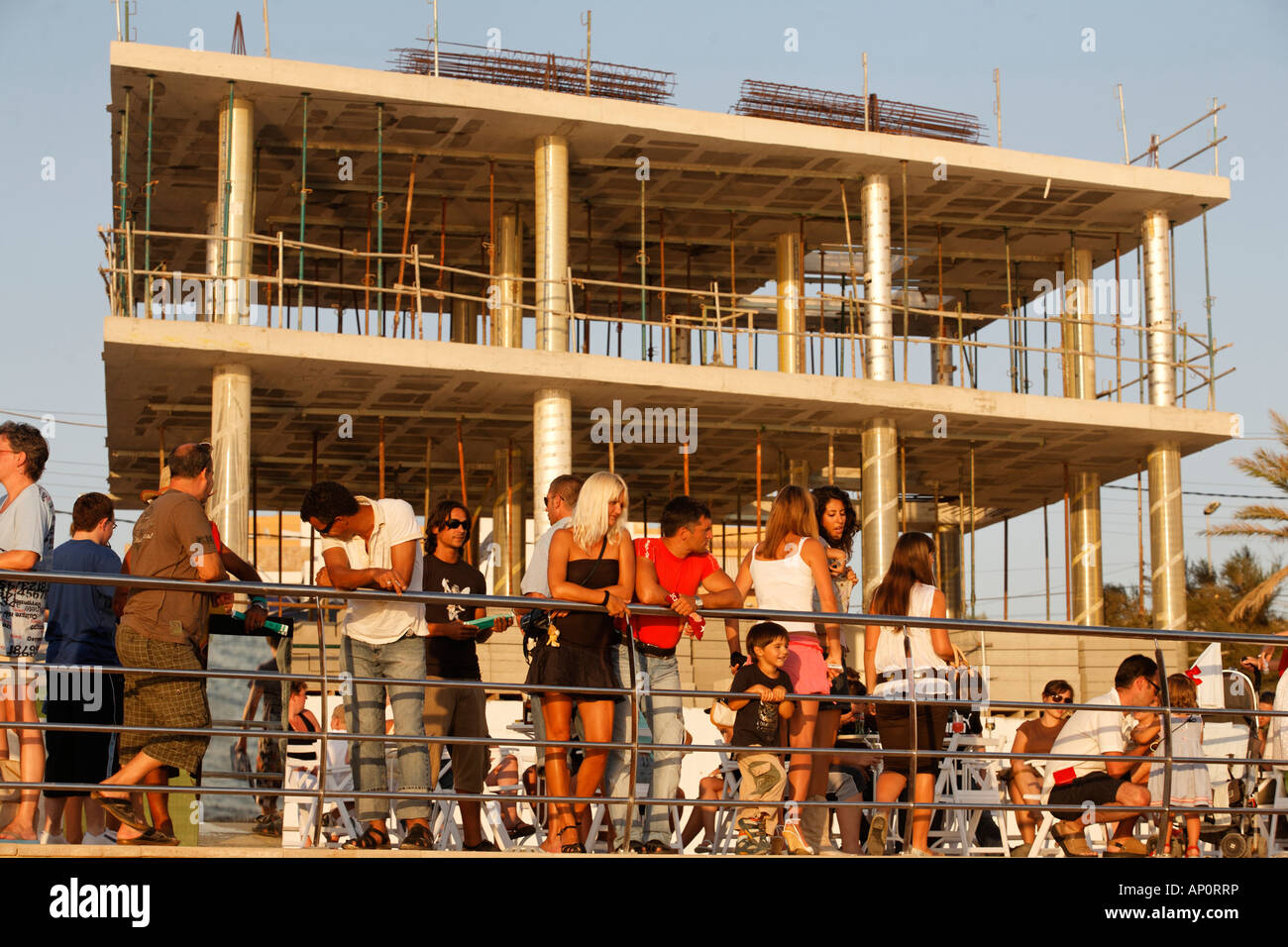 Jeunes au Cafe del Mar Beach à la recherche sur le coucher du soleil, Ibiza / Eivissa, Iles Baléares, Espagne, Europe, UNION EUROPÉENNE Banque D'Images