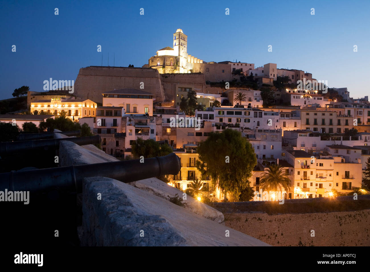 Dalt Vila, centre de la ville d'Ibiza, à la tombée de la nuit, Ibiza / Eivissa, Iles Baléares, Espagne, Europe, UNION EUROPÉENNE Banque D'Images