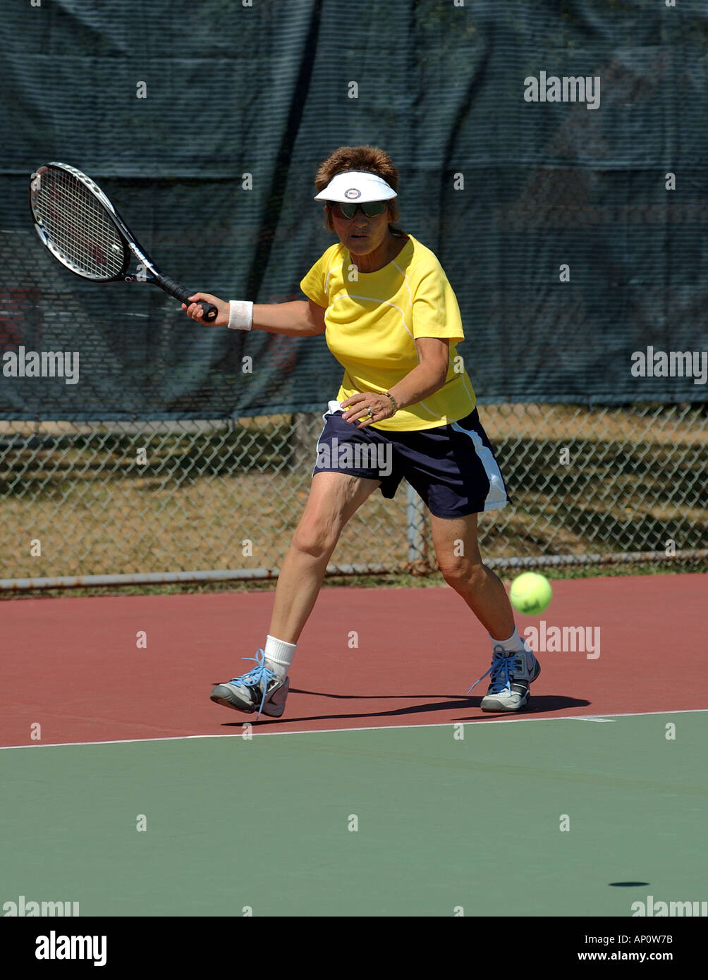 Femme mature joue au tennis Banque D'Images