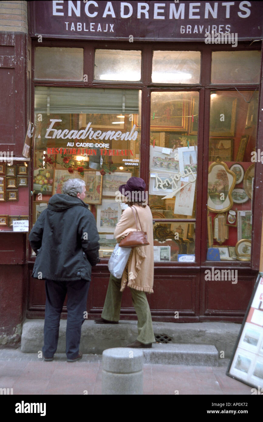 Mesdames window shopping à Toulouse, France Banque D'Images