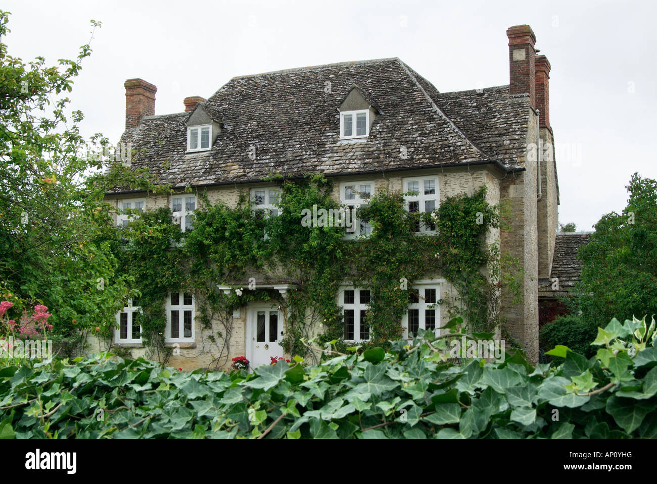Buscot maison de village en pierre de trois étages ivy glycine côté pays rural pavillon Hôtel de campagne UK Royaume-Uni Angleterre Anglais Banque D'Images