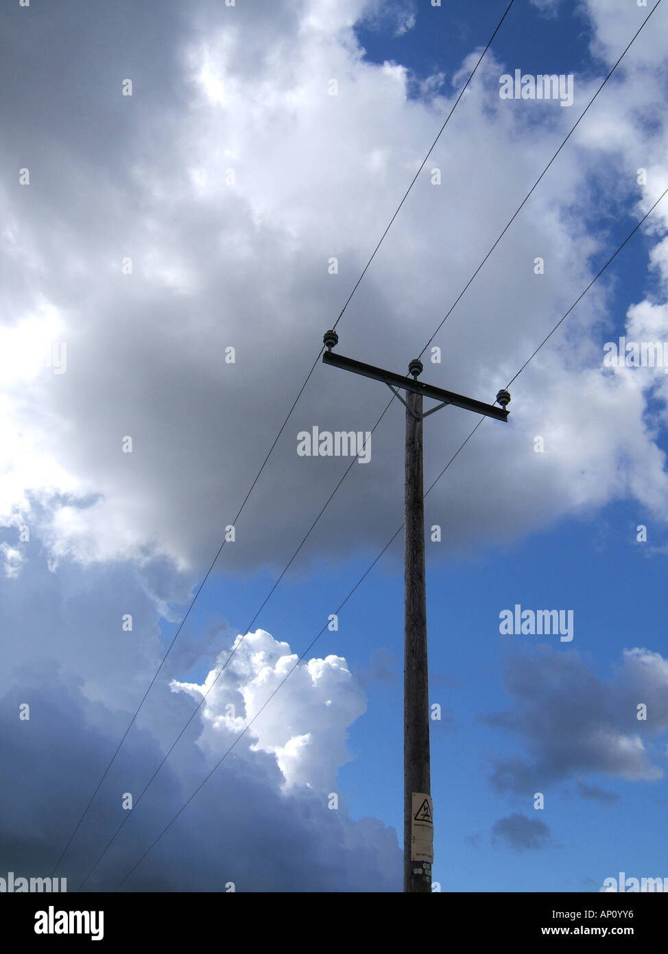 Telegraph pole de l'électricité et les nuages et ciel bleu Banque D'Images