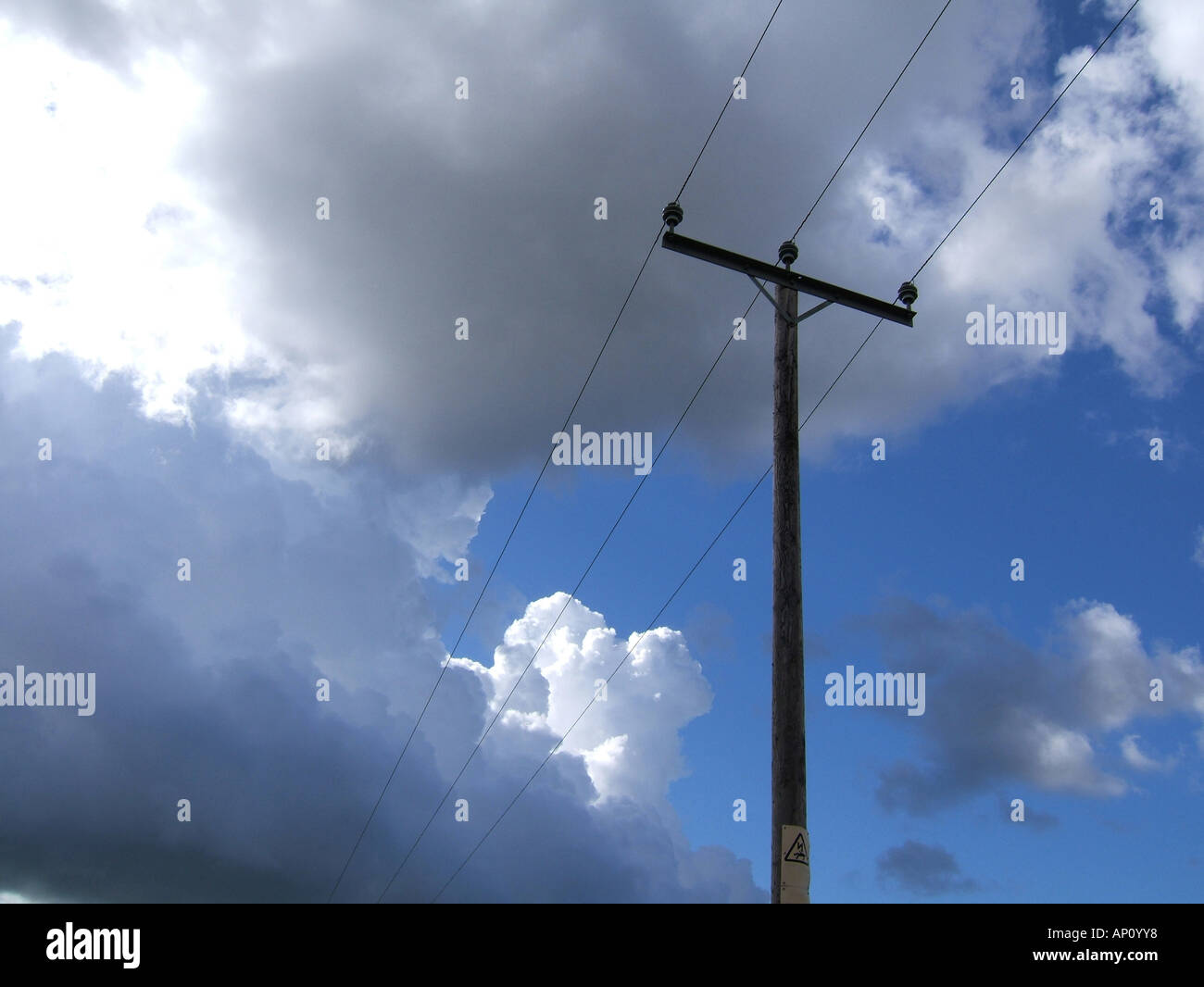 Telegraph pole de l'électricité et les nuages et ciel bleu Banque D'Images