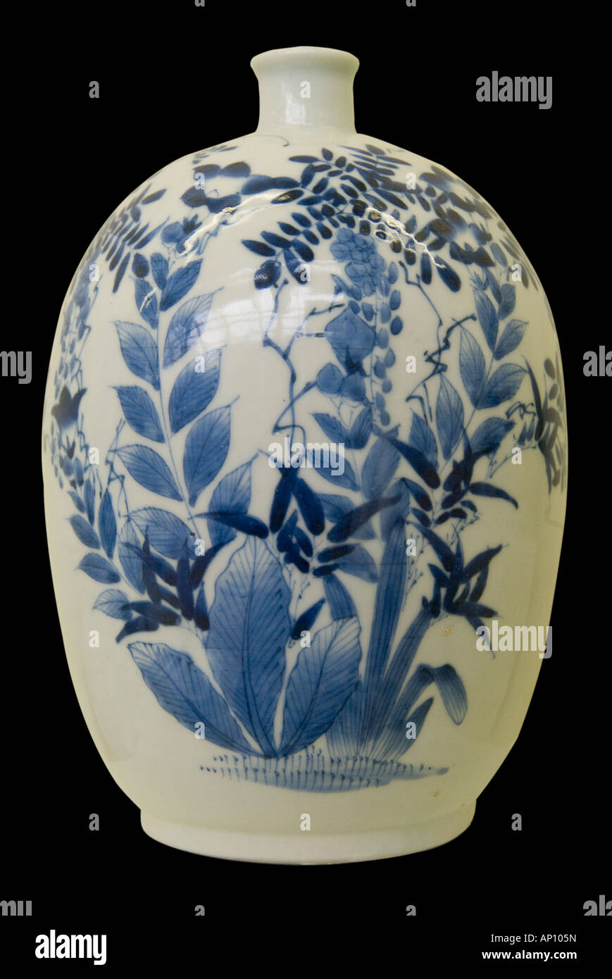 Période Edo 1600 1868 bleu vase floral design East India Company Japon porcelaine d'exportation en vertu de l'émaillé four famille bleu glacé ov Banque D'Images