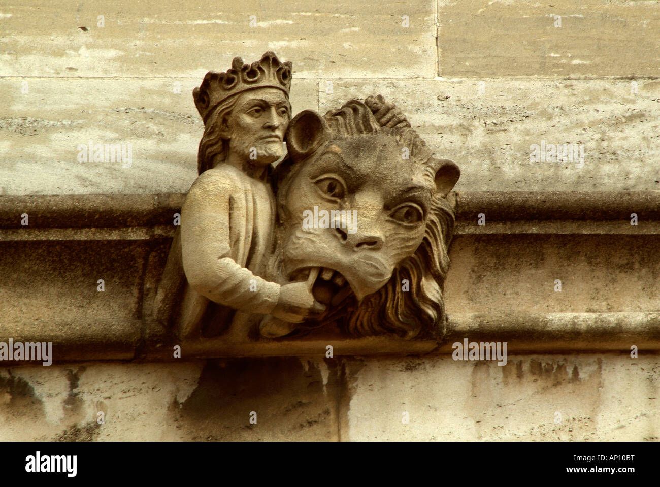 Le roi tirant mauvaise dent de lion gargouille bouche close up oxford university town stone carving caricature voiture tête effigie déformée Banque D'Images