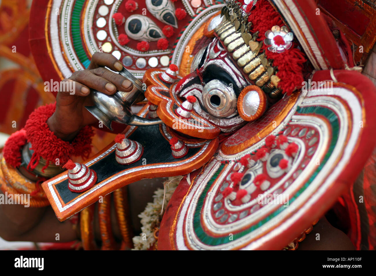 Un villageois habillés comme un dieu dans le cadre d'un festival de Theyyam Keralan Nord Banque D'Images