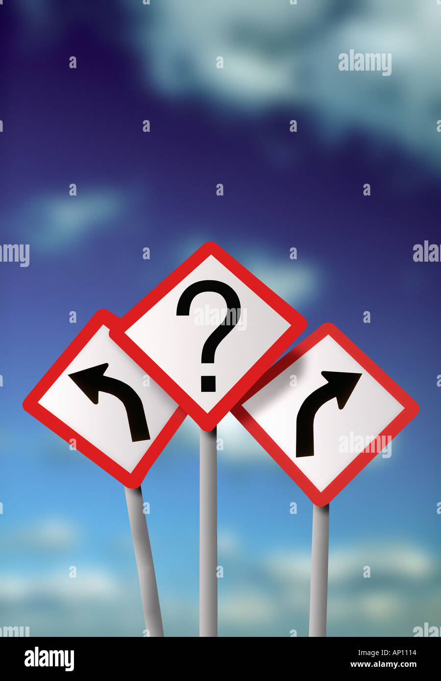 Des panneaux de direction de la route avec des flèches et fond de ciel d'interrogation Banque D'Images