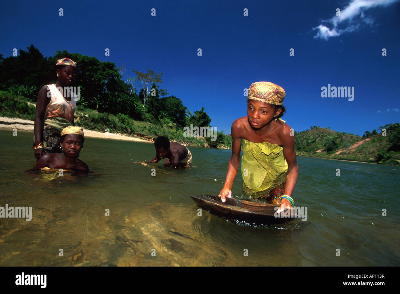 Les femmes orpaillage, lave l'or d'une rivière, Namarona River, est de Madagascar, l'Afrique Banque D'Images