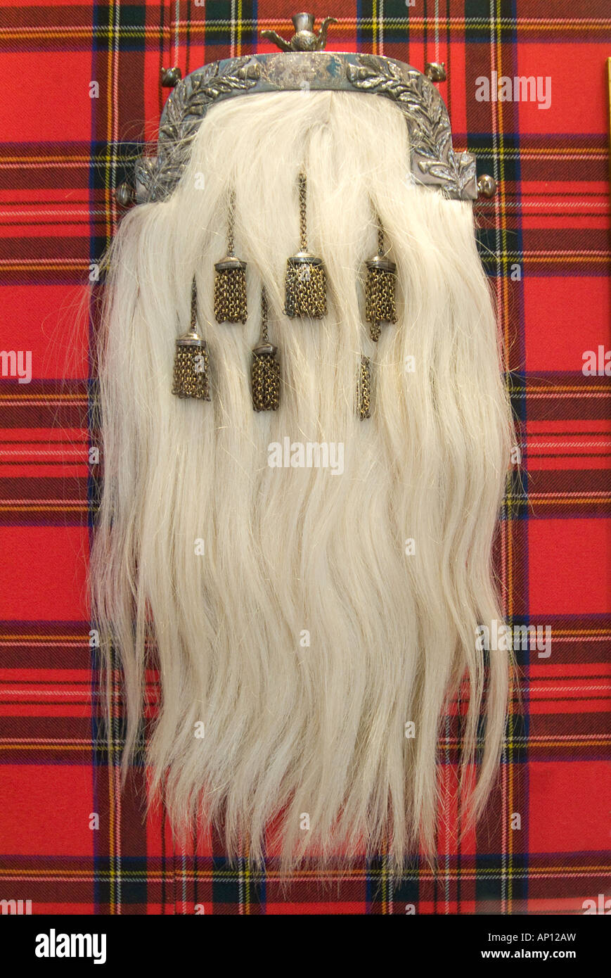 Pochette rangement robe sac tartan écossais à carreaux décoratifs ornés d'argent contrôle cheveux antique old Highland dress everyd Banque D'Images