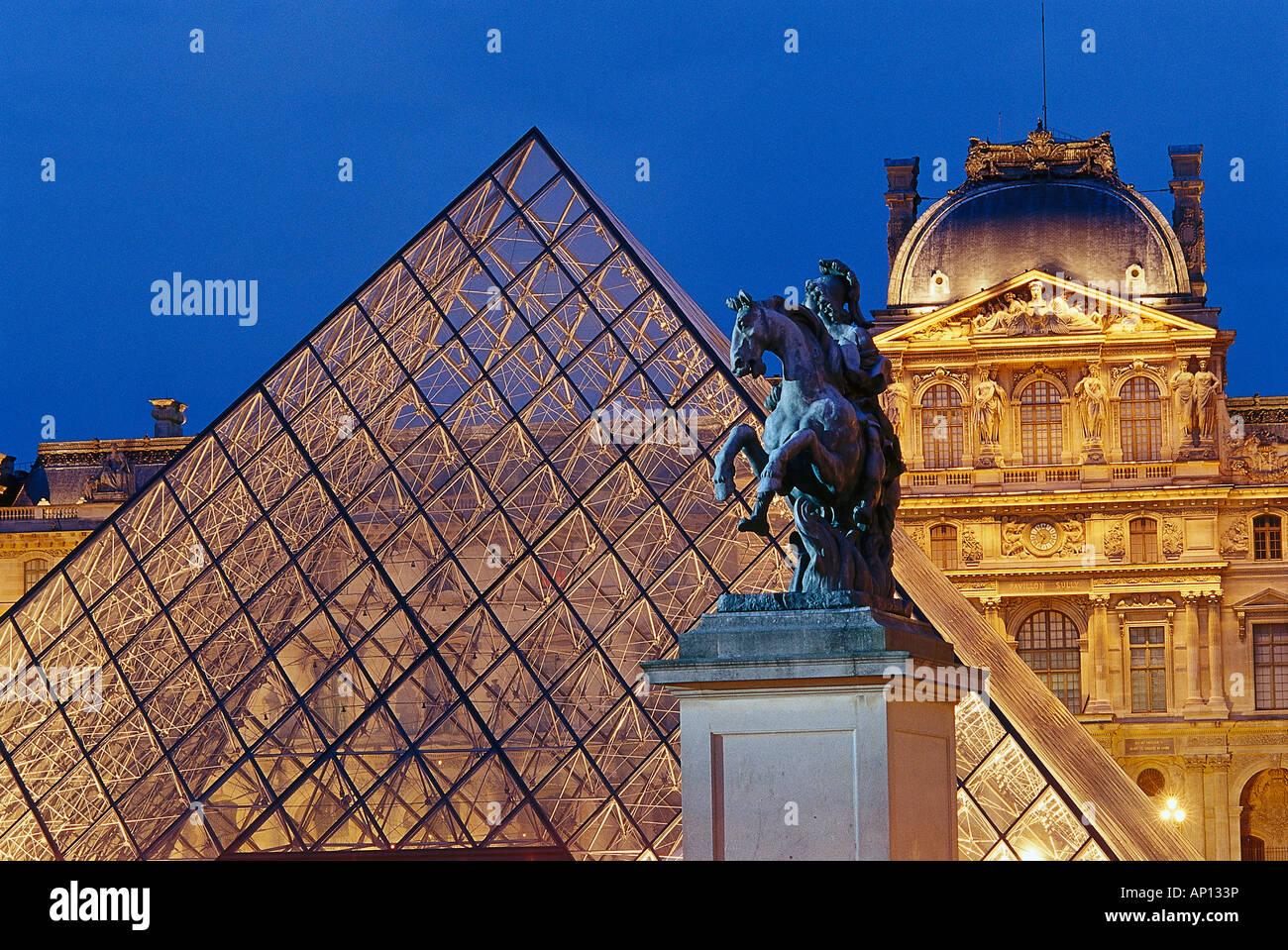 Pyramide de verre et le Louvre, Paris, France Banque D'Images