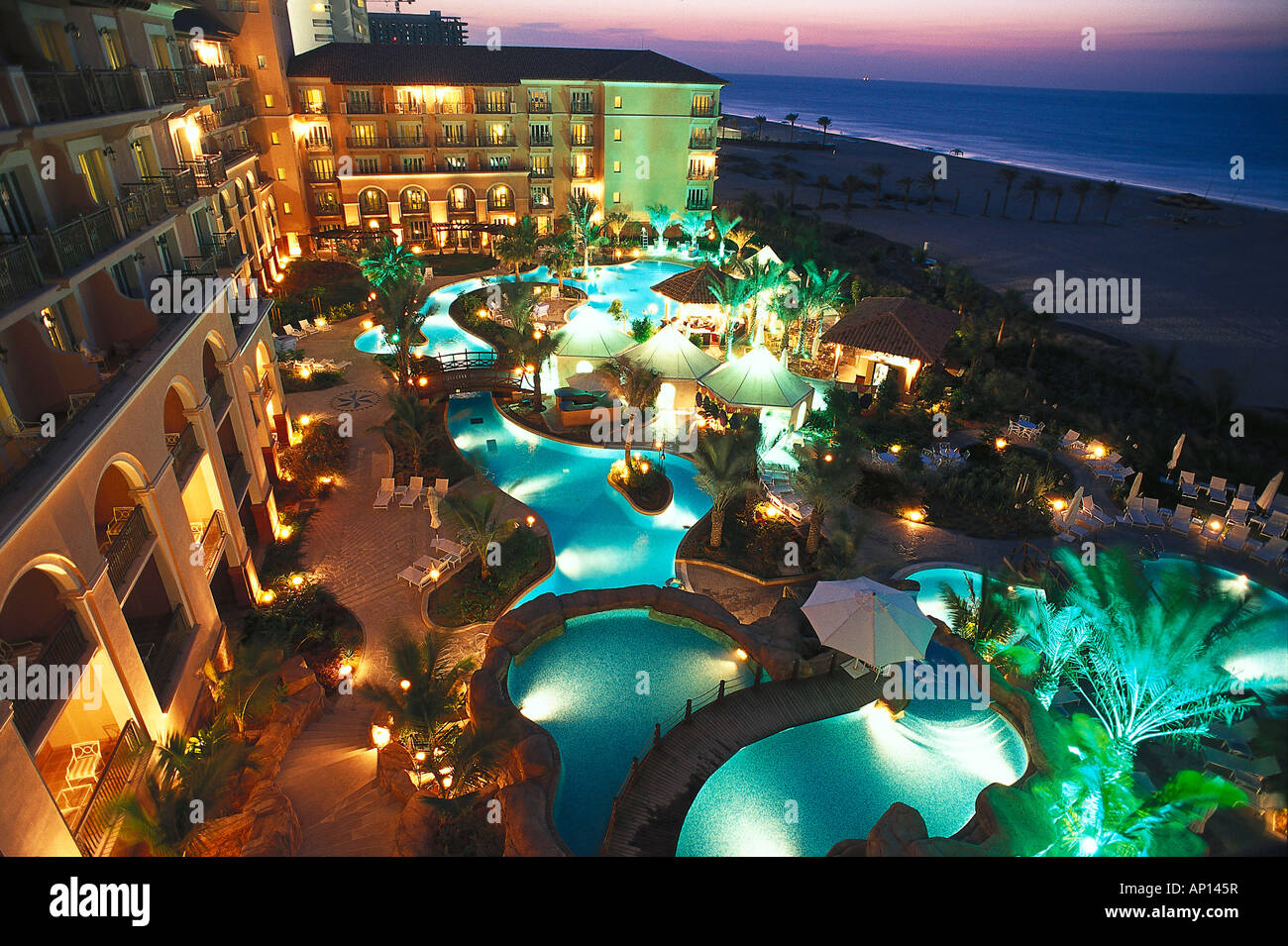 Le pool et la terrasse de l'Hôtel Ritz Carlton de nuit, Dubaï, Émirats Arabes Unis Banque D'Images