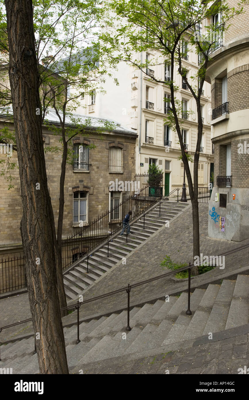 Scène de rue à Montmartre typique Rue Foyatier Paris Photo Stock - Alamy